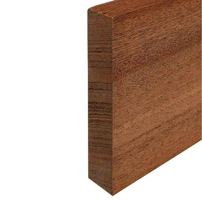 Rechteckleiste - 242 x 2 x 9,6 cm, Mahagoni - Nahaufnahme eines rechteckigen Mahagoni-Holzstücks mit sichtbarer Maserung, ideal für hochwertige Möbel und Innenausbau.