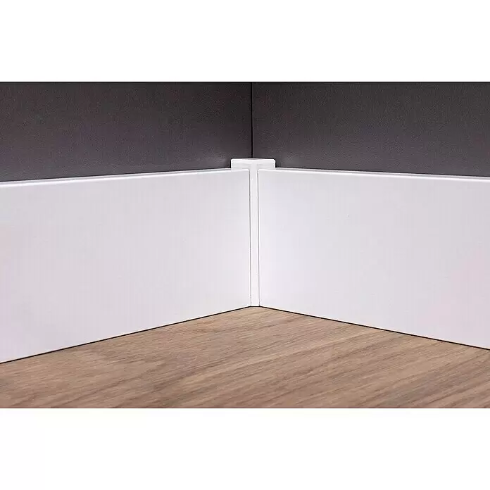 Sockelleiste - 240 x 1,9 x 8 cm, MDF - Weiße Fußleiste mit Inneneckverbinder, auf Holzboden installiert.