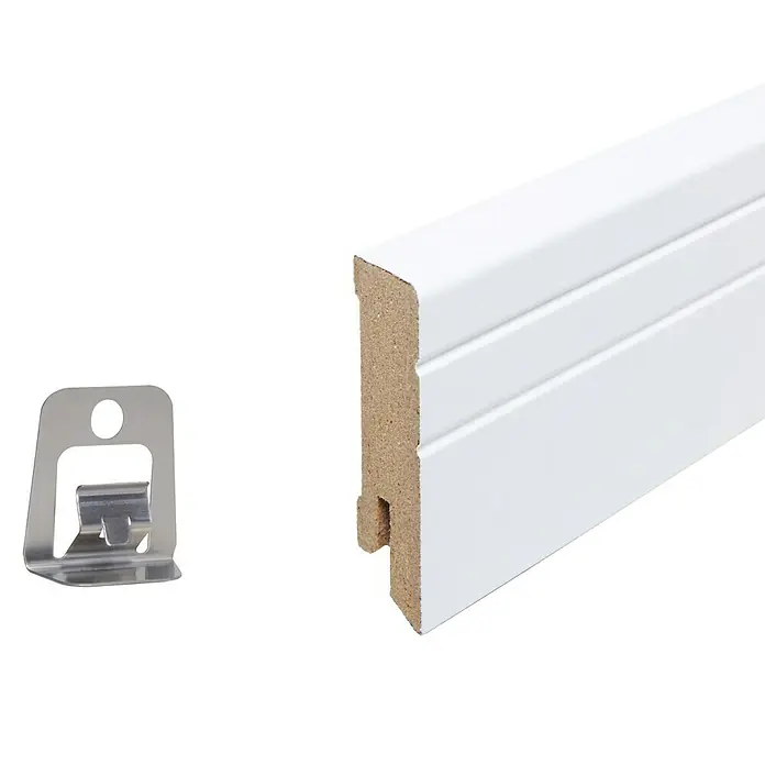 Sockelleiste Neo - 240 x 1,6 x 5,8 cm, MDF - Bild einer weißen Sockelleiste mit Clip-Befestigung. Diese Leisten bieten eine einfache und saubere Lösung für jeden Raum.