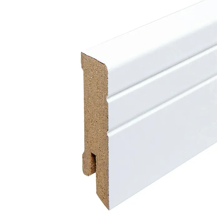 Sockelleiste Neo - 240 x 1,6 x 5,8 cm, MDF - Detailaufnahme einer weißen Sockelleiste mit Profilierung, die zur Wandbefestigung dient. Perfekt für stilvolle Raumabschlüsse.