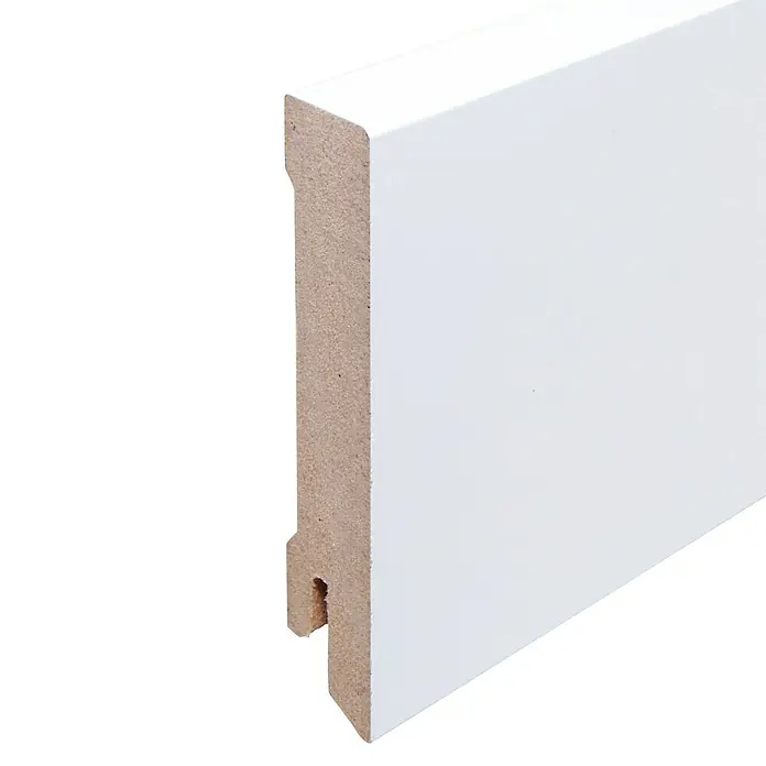 Sockelleiste - 244 x 1,6 x 8 cm, MDF - Nahaufnahme einer weißen MDF-Sockelleiste mit gefräster Rückseite, ideal für saubere Wandabschlüsse und einfache Montage im Innenausbau.