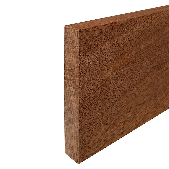 Rechteckleiste - 242 x 2 x 12 cm, Mahagoni - Hochformatiges Bild einer Holzleiste mit deutlicher Maserung, ideal für Innenausbau oder Möbelbau.
