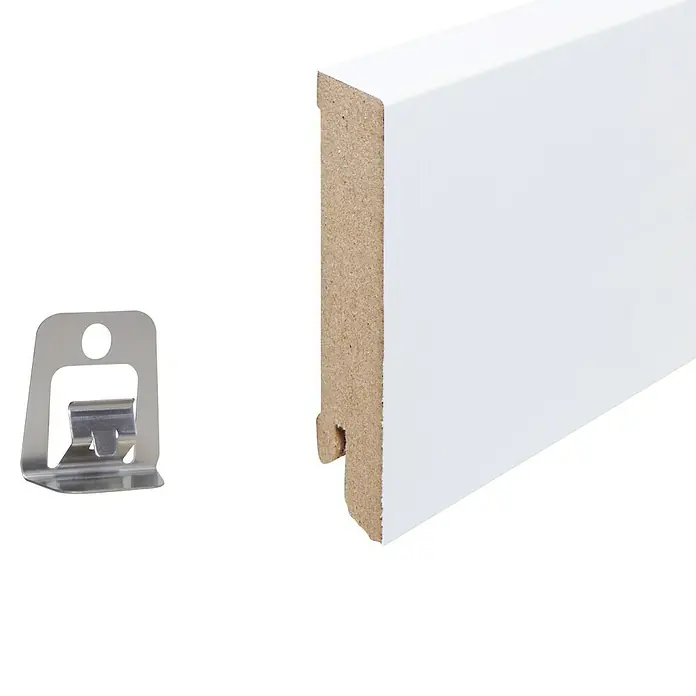 Sockelleiste - 240 x 1,9 x 8 cm, MDF - Nahaufnahme einer weißen Fußleiste und einem dazugehörigen Montageclip, ideal für eine einfache und saubere Installation.