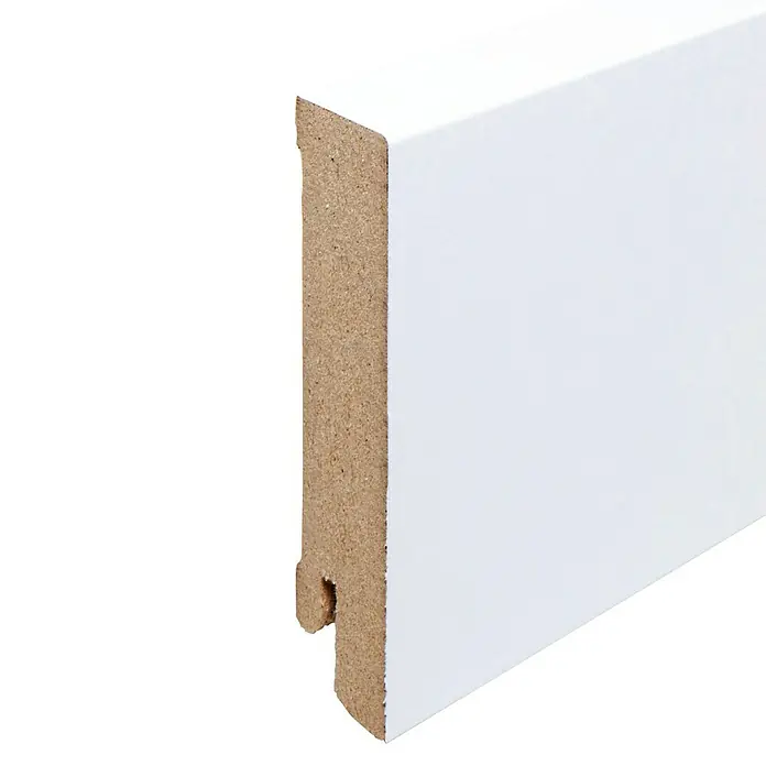 Sockelleiste - 240 x 1,9 x 8 cm, MDF - Nahaufnahme einer weißen Sockelleiste aus Holz mit einer markanten Profilierung an der Vorderseite, ideal für Innenräume.