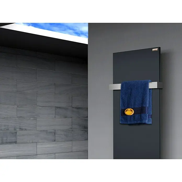 Szagato Designheizkörper Manhattan 2 - B x H: 470 x 1.200 mm, Wärmeleistung bei Vorlauftemperatur von 75 °C (D: 50): 799 W, Anthrazit, Mit 1 Handtuchhalter (50 mm) - Handtuchwärmer mit einem blauen Handtuch mit goldenem Dekor, das in einem modernen Badezimmer hängt.