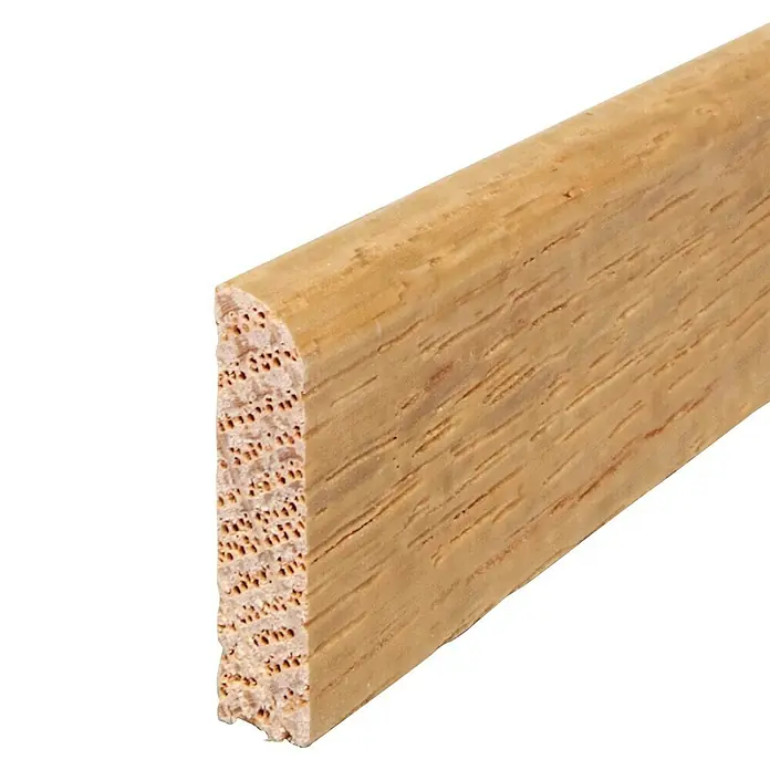 Sockelleiste240 x 0,6 x 2,3 cm, Eiche, Lackiert - Nahaufnahme eines Holzprofils mit abgerundeter Kante, das die Maserung und die Beschaffenheit des Holzes hervorhebt.
