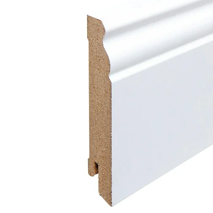 Sockelleiste - 240 x 1,9 x 9 cm, MDF, Profiliert - Detailaufnahme einer weißen Sockelleiste aus Holz mit profilierter Kante. Ideal für stilvolle Raumgestaltung und als dekorativer Wandabschluss.