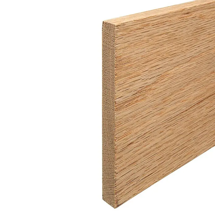 Rechteckleiste242 x 1,3 x 12 cm, Eiche - Nahaufnahme eines Stücks Holz mit Maserung und Textur, geeignet für Bau- oder Dekorationsprojekte.