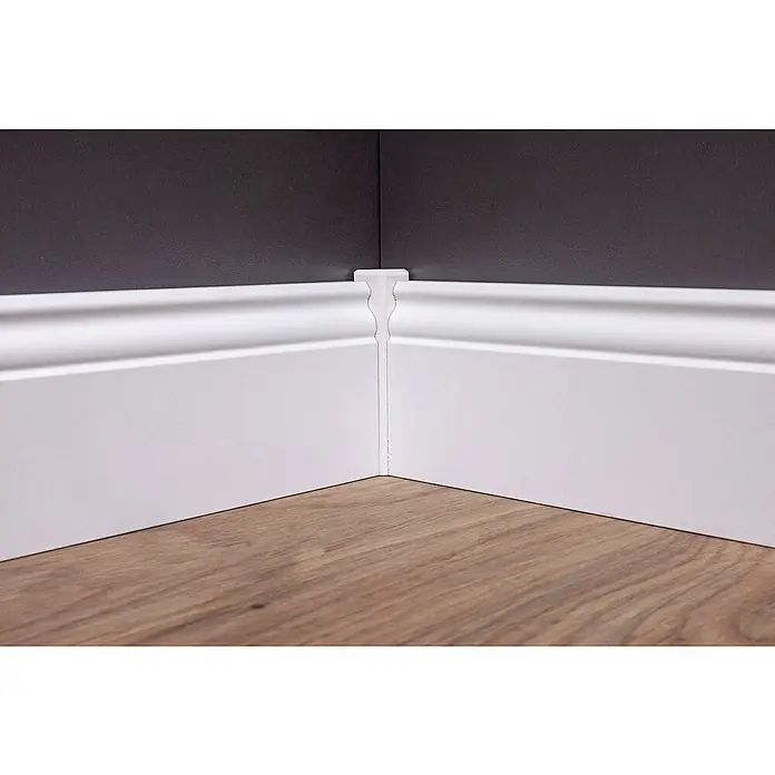 Sockelleiste - 240 x 1,9 x 9 cm, MDF, Profiliert - Nahaufnahme einer Ecke mit weißen Fußleisten und einem Viertelstab, der eine saubere Verbindung zwischen Wand und Boden schafft.