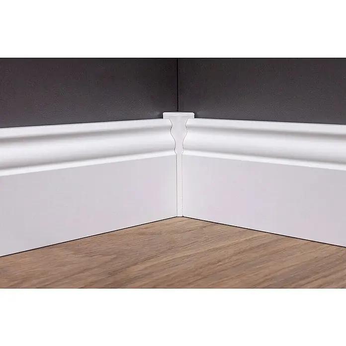 Sockelleiste - 240 x 1,9 x 8 cm, MDF, Profiliert - Nahaufnahme einer weißen Fußleiste in einer Hausecke, die saubere Linien und hochwertige Verarbeitung zeigt. Perfekt für moderne Innenräume.