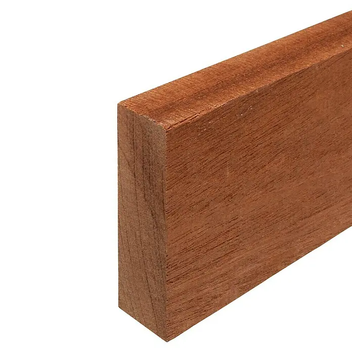 Rechteckleiste - 242 x 2 x 6 cm, Mahagoni - Nahaufnahme eines glatten Mahagoni-Holzstücks, ideal für hochwertige Tischlerarbeiten und Möbelbau mit satter, warmer Farbgebung.