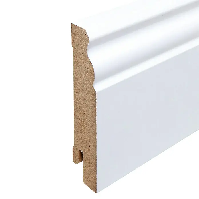 Sockelleiste - 240 x 1,9 x 8 cm, MDF, Profiliert - Nahaufnahme einer weißen Fußleiste aus MDF mit einem profilierten Design, ideal für die Inneneinrichtung.
