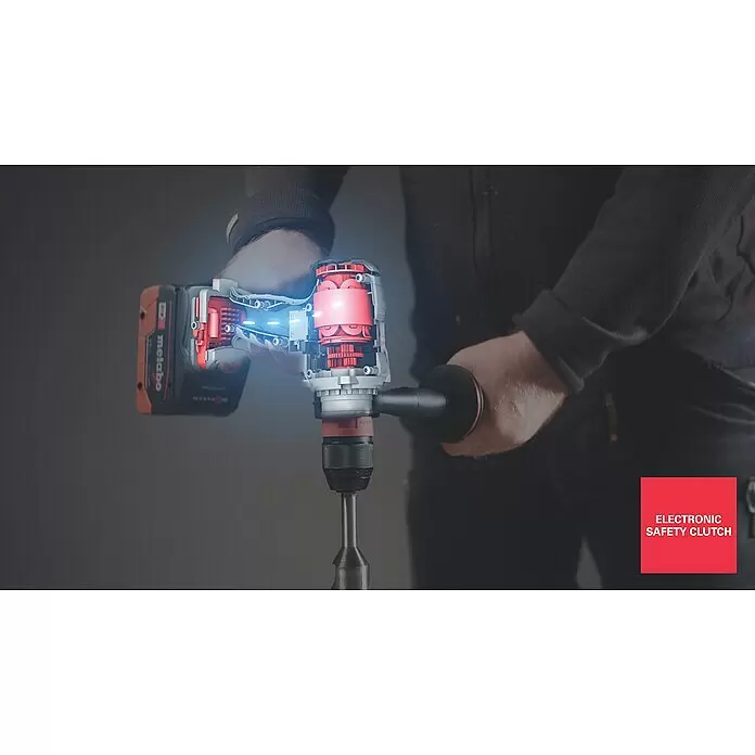 Metabo CAS 18V Akku-Bohrschrauber BS 18 LTX BL Q I - 18 V, 2 Akkus, 5,5 Ah, 130 Nm - Eine Person hält einen transparenten Metabo Akku-Bohrschrauber, der seine leuchtende rote elektronische Sicherheitskupplung zeigt.