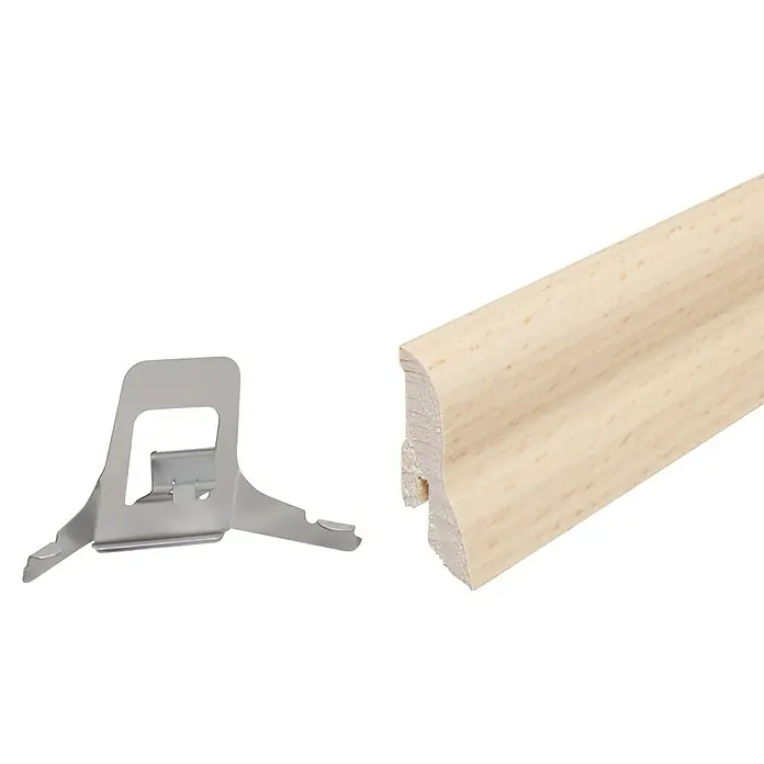 Sockelleiste - 240 x 2,2 x 4,2 cm, Buche hell - Eine Sockelleiste aus hellem Holz mit einem Befestigungsclip aus Metall, ideal für die Installation.