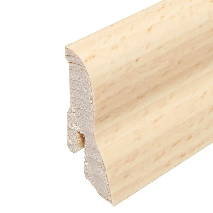 Sockelleiste240 x 2,2 x 4,2 cm, Buche hell - Detailaufnahme einer hellen Holzfußleiste mit abgerundeten Kanten und einer Nut, ideal für die Innenausstattung.