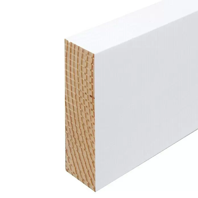 Rechteckleiste - 240 x 1,9 x 6 cm, Kiefer, Lackiert - Weiß gestrichene Holzleiste mit sichtbarer natürlicher Holzmaserung am Ende.