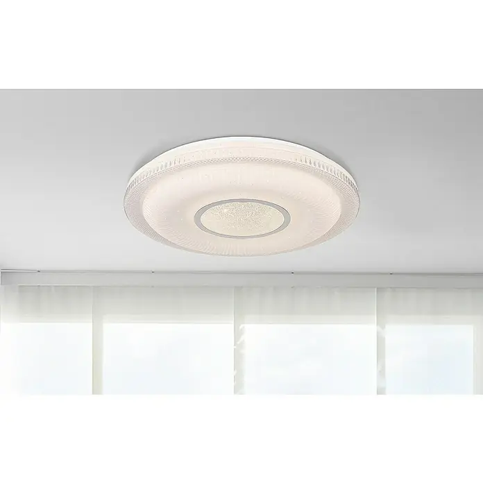 Globo LED-Deckenleuchte rund Magnifique - 30 W, Ø x H: 50 x 8,8 cm, Weiß, Neutralweiß - Nahaufnahme einer modernen runden Deckenleuchte mit Sternenmuster und klarem, geripptem Rand, die an einer weißen Decke montiert ist.