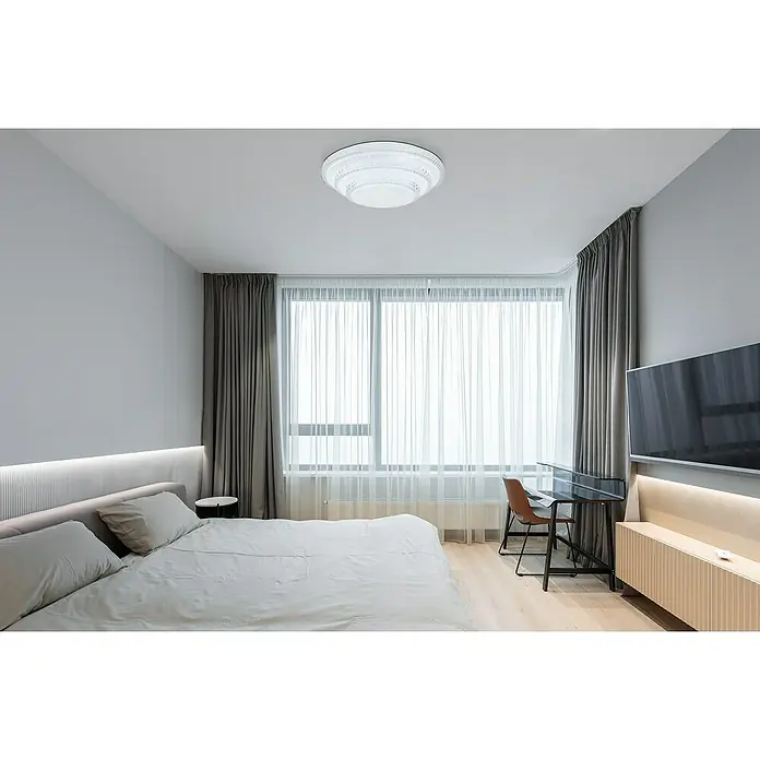 Globo LED-Deckenleuchte Magnifique - Durchmesser: 49 cm, 30 W - Moderne Deckenleuchte in einem Schlafzimmer. Die Leuchte ist weiß und rund, passend zum minimalistischen Design des Raumes.