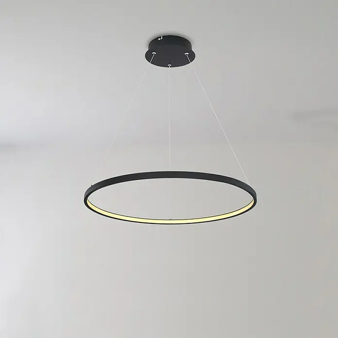 Globo LED-Pendelleuchte Ralph - Ø x H: 60,5 x 120 cm, 29 W, Warmweiß - Deckenleuchte mit einem schwarzen Ring, der ein warmes Licht ausstrahlt, hängt an dünnen Drähten von einer runden Deckenbefestigung.