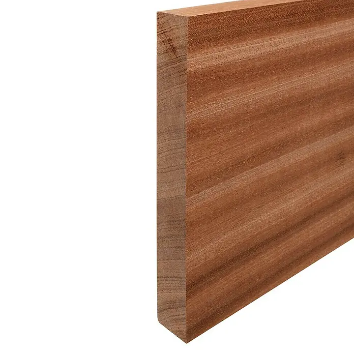 Rechteckleiste - 242 x 2 x 14,6 cm, Mahagoni - Nahaufnahme eines Mahagoni-Holzstücks, das die natürliche Maserung und die satte Farbe des Holzes hervorhebt. Ideal für Möbelbau und Innenausbau.