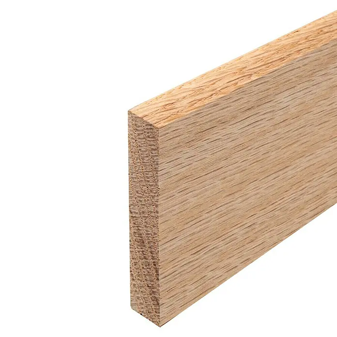 Rechteckleiste - 242 x 1,3 x 6 cm, Eiche - Nahaufnahme einer hellbraunen Sockelleiste aus Holz mit feiner Maserung und sauber geschnittenen Kanten auf schwarzem Hintergrund.