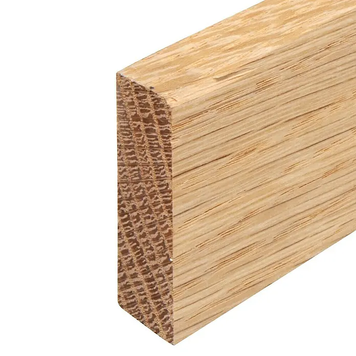 Rechteckleiste - 242 x 1,3 x 4 cm, Eiche - Nahaufnahme von einem hellen, hölzernen Sockelleistenprofil mit sichtbarer Maserung auf schwarzem Hintergrund.
