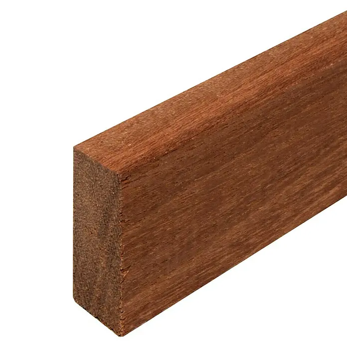 Rechteckleiste - 242 x 1,3 x 3 cm, Mahagoni - Nahaufnahme eines Mahagoniholzstücks, das die reiche Farbe und die feine Maserung des Holzes hervorhebt. Perfekt für anspruchsvolle Projekte.