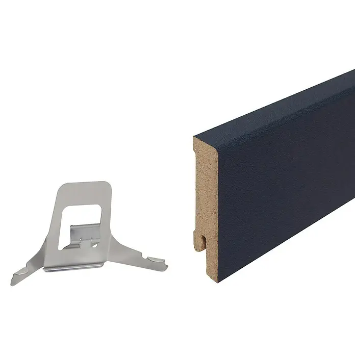 Sockelleiste - 240 x 1,6 x 5,8 cm, MDF, Anthrazit - Abbildung einer Sockelleiste in Anthrazit mit dazugehöriger Montageklammer für die einfache Befestigung an der Wand.