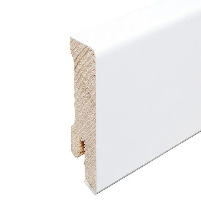 Sockelleiste mit Schallschutzband - 240 x 1,6 x 5,8 cm, Fichte - Nahaufnahme einer weißen Holzfußleiste mit Profil. Ideal für Boden- und Wandgestaltung, um einen eleganten Übergang zu schaffen.