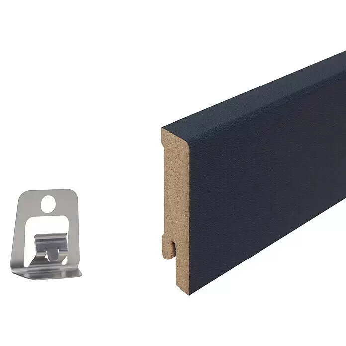 Sockelleiste - 240 x 1,6 x 5,8 cm, MDF, Anthrazit - Dunkelblaue Sockelleiste mit braunem MDF-Kern, zusammen mit einem silbernen Metallbefestigungsclip.