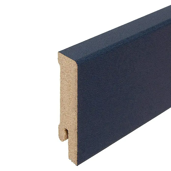 Sockelleiste - 240 x 1,6 x 5,8 cm, MDF, Anthrazit - Nahaufnahme einer blauen Sockelleiste mit Profil und Nut für die einfache Montage an der Wand. Das MDF-Material ist robust und langlebig.