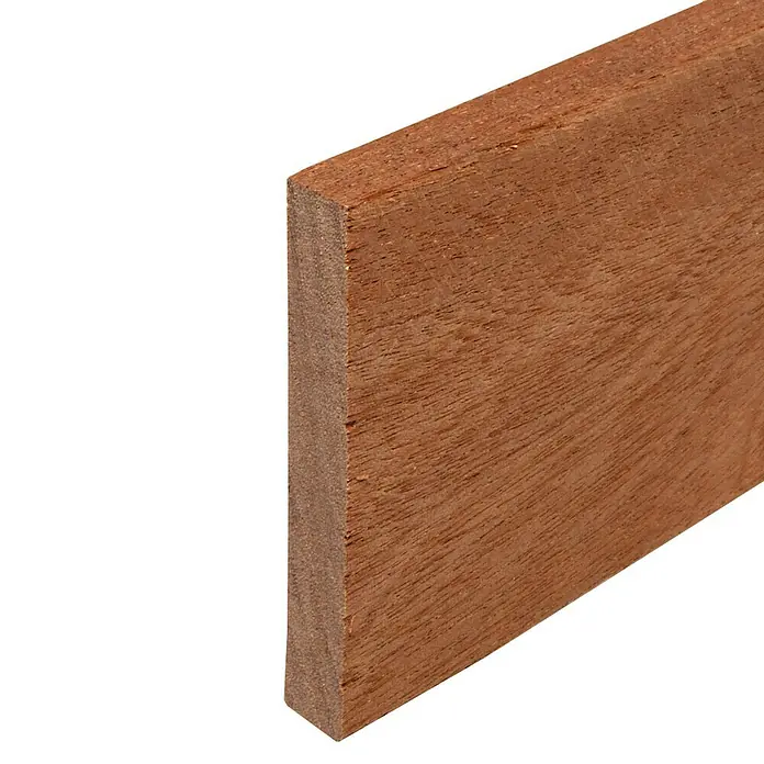 Rechteckleiste - 242 x 1 x 6 cm, Mahagoni - Nahaufnahme eines unbehandelten, rötlichen Holzstücks mit sichtbarer Maserung und Textur auf schwarzem Hintergrund.