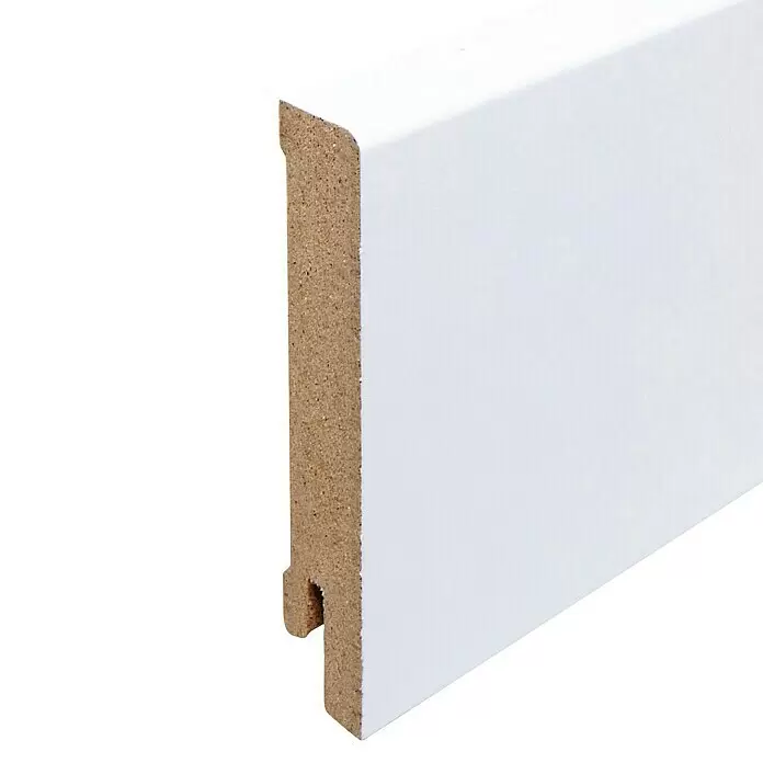 Sockelleiste - 240 x 1,6 x 8 cm, MDF - Weiße Fußleiste mit braunem MDF-Kern, zeigt ein geformtes Profil zur Wand- und Bodenabschließung.