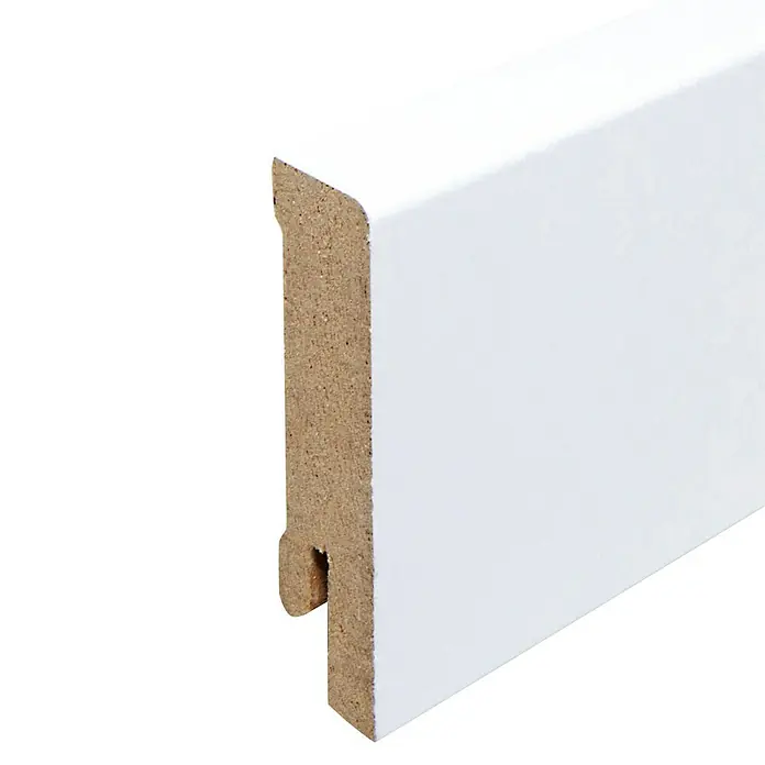 Sockelleiste - 240 x 1,6 x 5,8 cm, MDF - Nahaufnahme einer weißen Sockelleiste mit Holzmaserung an der Seite, ideal für moderne Innenräume.