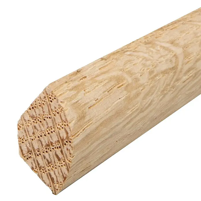 Viertelstab - 2,42 m x 1,2 cm x 1,2 cm, Eiche - Nahaufnahme eines Holzpflocks mit einer markanten Maserung, ideal für Bastelprojekte und Konstruktionen, die natürliche Materialien hervorheben.