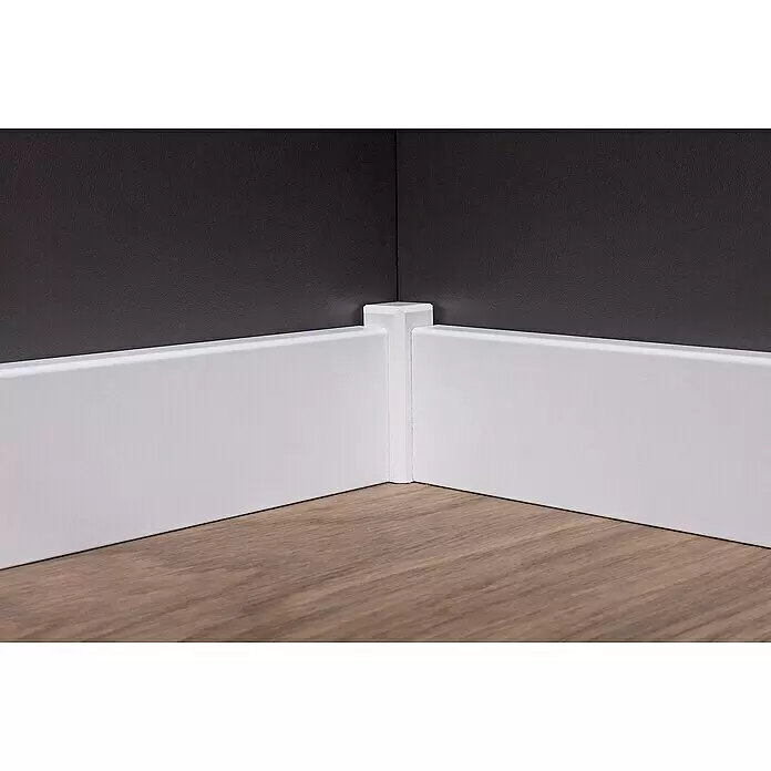 Sockelleiste - 240 x 1,6 x 5,8 cm, MDF - Weiße Sockelleisten, an einer Innenecke zwischen Holzfußboden und dunkler Wand montiert.