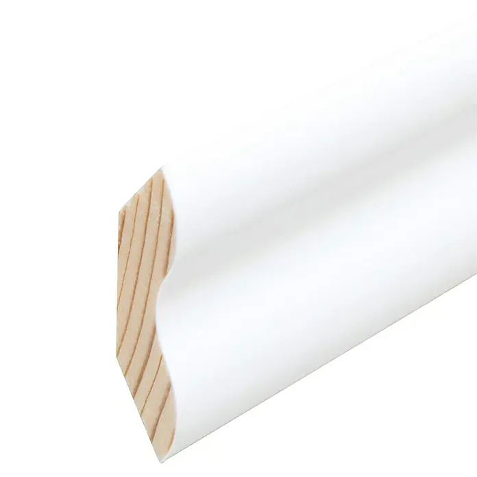 Sockelleiste - 240 x 2,8 x 2,8 cm, Fichte - Nahaufnahme einer weißen Holzfußleiste. Ideal für stilvolle Wandabschlüsse. Das Produkt ist hochwertig und langlebig.