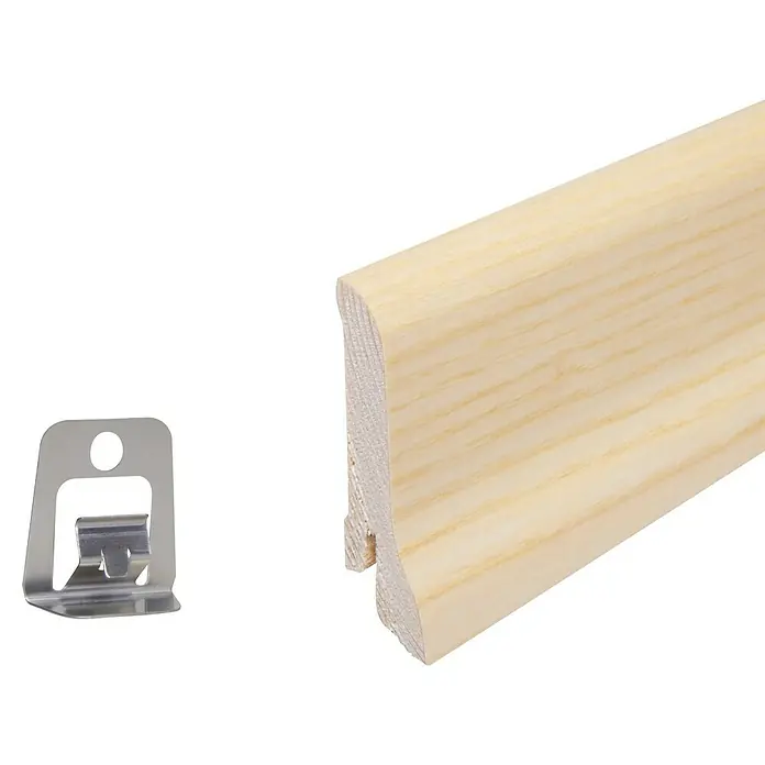 Sockelleiste240 x 2,2 x 6 cm, Esche - Detailaufnahme einer hellen Holzfußleiste neben einem Befestigungsclip, ideal für stilvolle und einfache Installation.