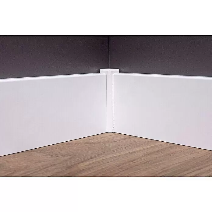 Sockelleiste - 240 x 1,6 x 8 cm, MDF - Weiße Sockelleisten mit Eckverbinder in einer Raumecke, Übergang zwischen dunkler Wand und Holzboden.