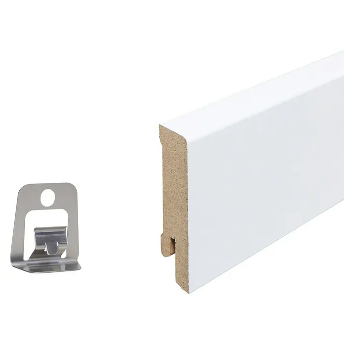 Sockelleiste - 240 x 1,6 x 5,8 cm, MDF - Nahaufnahme einer weißen Sockelleiste und einem Befestigungsclip, ideal für moderne Raumgestaltung.