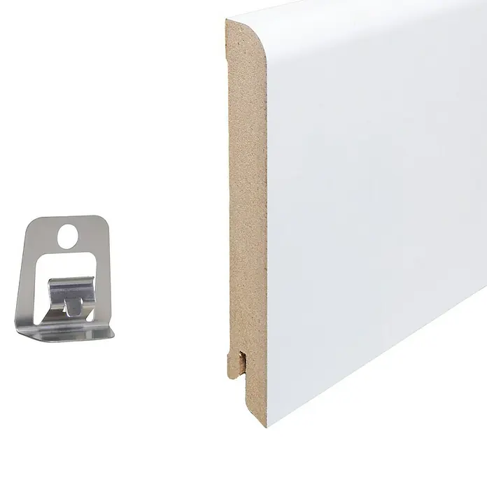 Sockelleiste240 x 1,8 x 12 cm, MDF - Nahaufnahme einer Sockelleiste mit Clip-Befestigung. Die weiße Sockelleiste und der Metallclip sind auf schwarzem Hintergrund abgebildet.