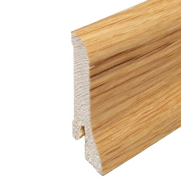 Sockelleiste - 240 x 2,2 x 6 cm, Eiche geölt - Detailaufnahme einer hellbraunen Holz-Fußleiste mit sichtbarer Holzmaserung und Profilierung.