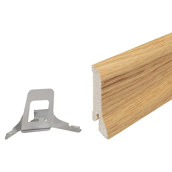 Sockelleiste - 240 x 2,2 x 6 cm, Eiche geölt - Das Bild zeigt eine Sockelleiste aus Holz und eine Halterung für die einfache Befestigung an der Wand. Praktisch für jeden Raum!