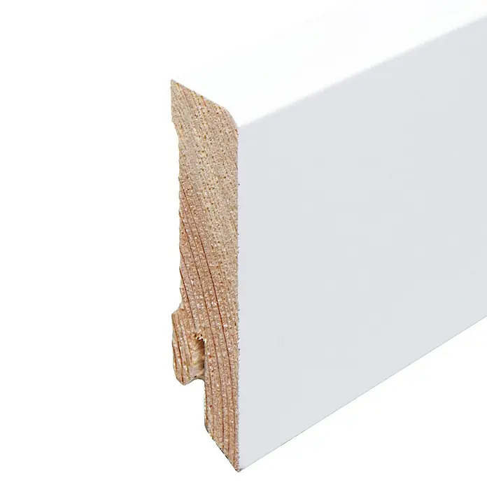 Sockelleiste - 240 x 1,6 x 5,8 cm, Kiefer, Lackiert - Nahaufnahme einer weißen Sockelleiste aus Holz. Die Leiste ist detailreich und zeigt die Holzstruktur sowie die weiße Lackierung.