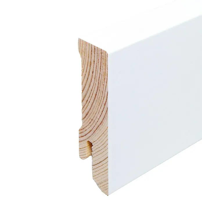 Sockelleiste - 240 x 1,8 x 6 cm, Kiefer - Nahaufnahme einer weißen Sockelleiste aus Holz mit profilierter Kante für den Innenbereich.
