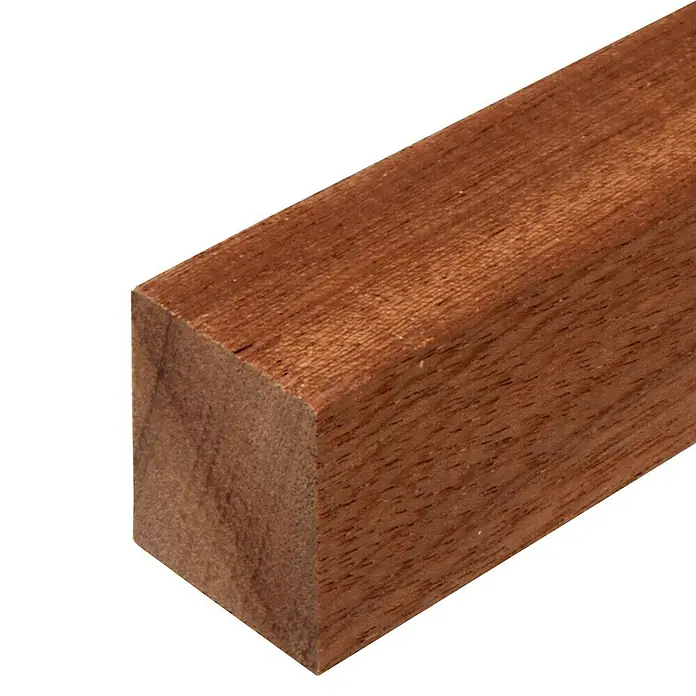 Quadratleiste - 242 x 2 x 2 cm, Mahagoni - Nahaufnahme eines rotbraunen Mahagoni-Holzstücks mit quadratischem Querschnitt und gut sichtbarer Holzmaserung.