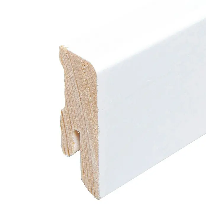 Sockelleiste - 240 x 1,6 x 4 cm, Kiefer, Lackiert - Nahaufnahme einer Sockelleiste aus Holz mit weißer Oberfläche, ideal für die Inneneinrichtung und Wandgestaltung.