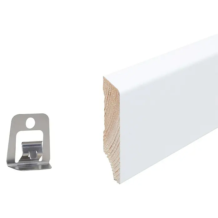 Sockelleiste I - 240 x 1,6 x 5,8 cm, Kiefer - Nahaufnahme einer weißen Fußleiste mit Befestigungsclip, ideal für die einfache und saubere Installation von Bodenleisten im Innenbereich.