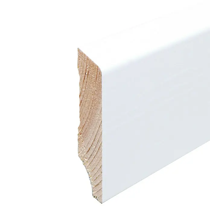 Sockelleiste I - 240 x 1,6 x 5,8 cm, Kiefer - Nahaufnahme eines weißen, lackierten Sockelleistenprofils aus Holz, ideal für stilvolle Raumgestaltung und einen sauberen Übergang zum Boden.