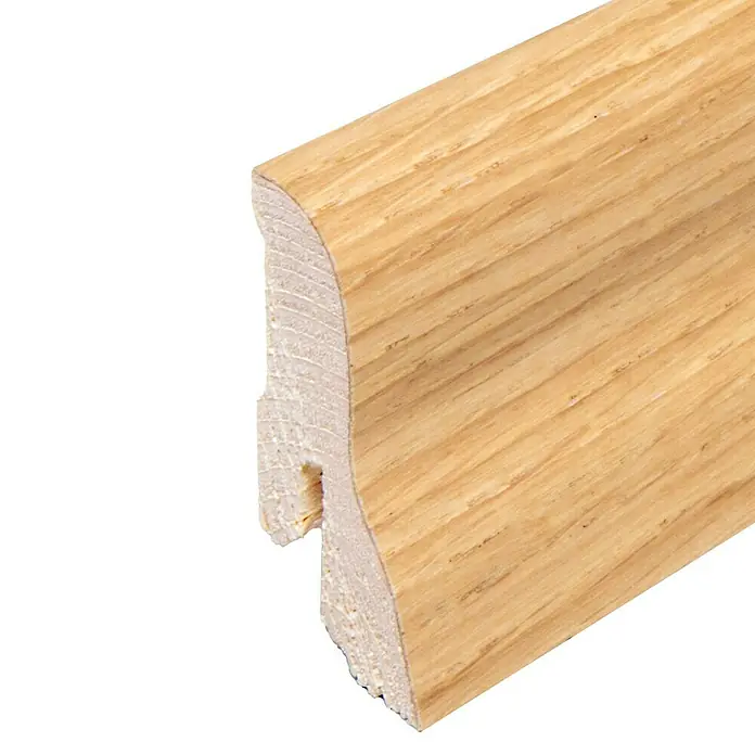 Sockelleiste240 x 2,2 x 4,2 cm, Eiche geölt - Nahaufnahme einer lackierten Holzfußleiste mit Maserung auf schwarzem Hintergrund, die die feine Verarbeitung hervorhebt.